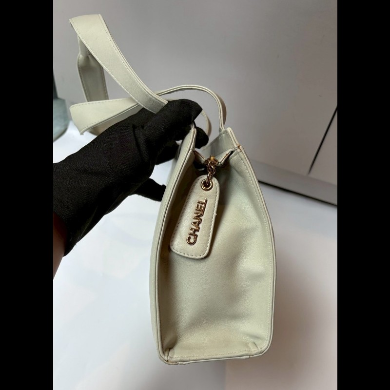 Chanel 淡灰綠皮革繡山茶花小手提/肩側包-19