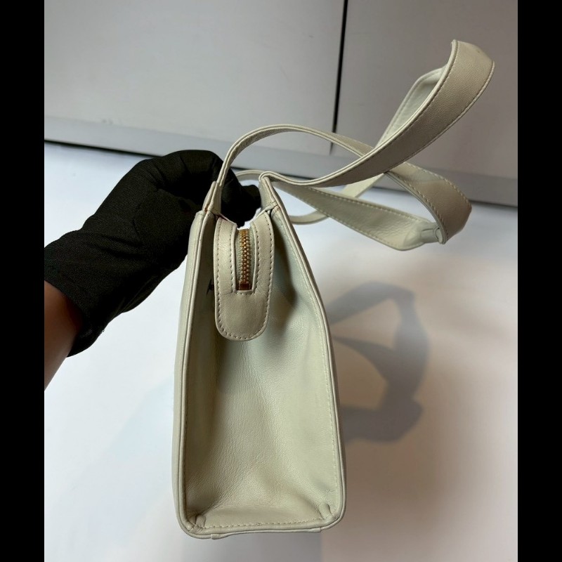 Chanel 淡灰綠皮革繡山茶花小手提/肩側包-21