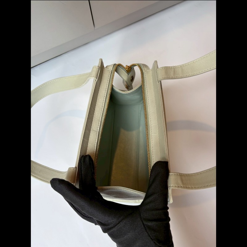 Chanel 淡灰綠皮革繡山茶花小手提/肩側包-23