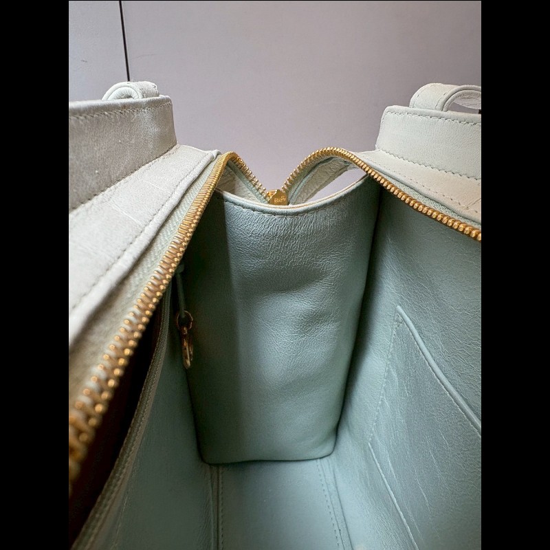 Chanel 淡灰綠皮革繡山茶花小手提/肩側包-25