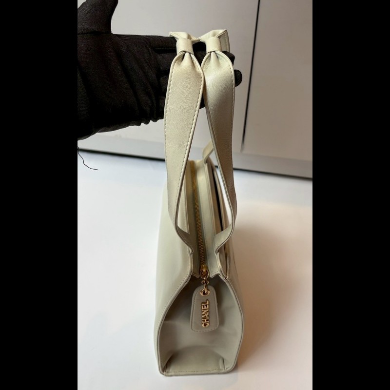 Chanel 淡灰綠皮革繡山茶花小手提/肩側包-26