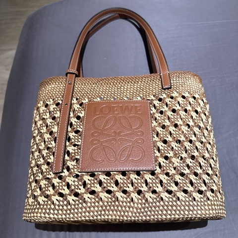 Loewe 草編肩背包