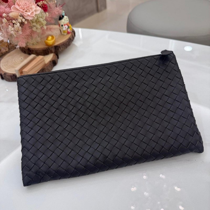 *SHIHNA名牌精品*Bottega Veneta Intrecciato 深咖啡色 經典編織羊皮拉鍊手拿包-0