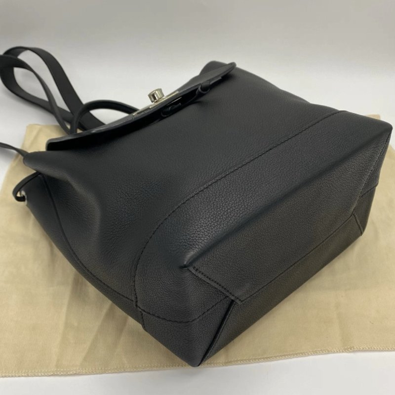 LV 黑銀lock me全皮後肩背包22*28*13 98新配件塵袋-2