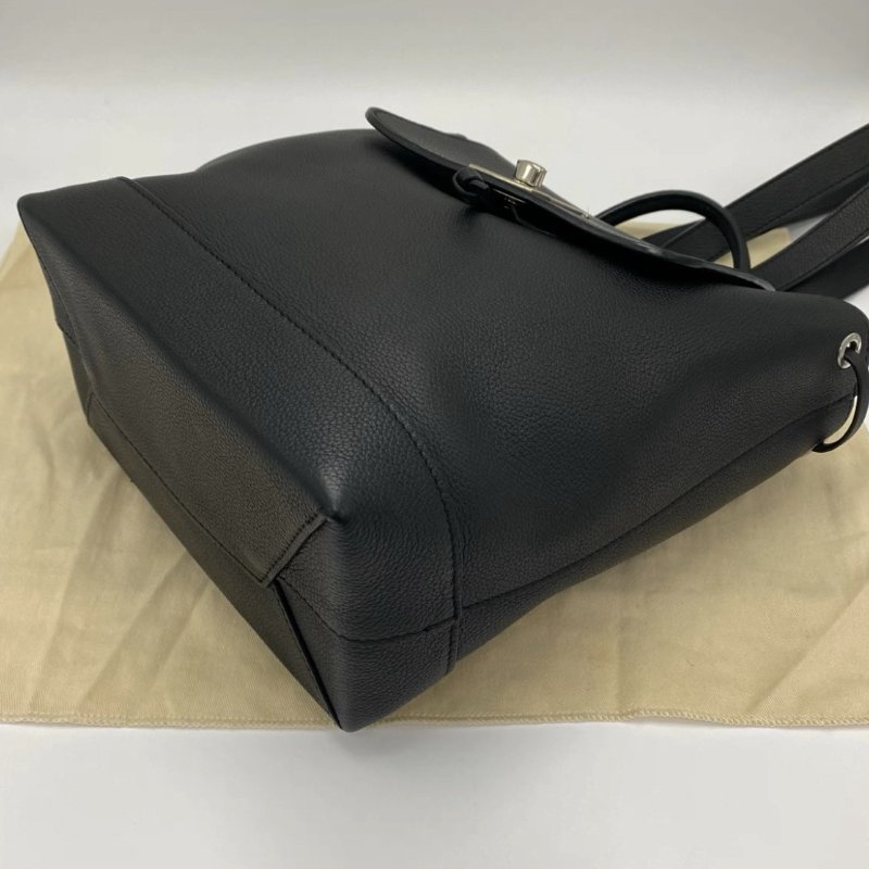 LV 黑銀lock me全皮後肩背包22*28*13 98新配件塵袋-4