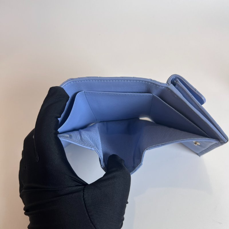 CHANEL 30開 淺藍羊皮CF三折短夾-6