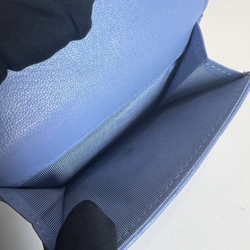 CHANEL 30開 淺藍羊皮CF三折短夾-7