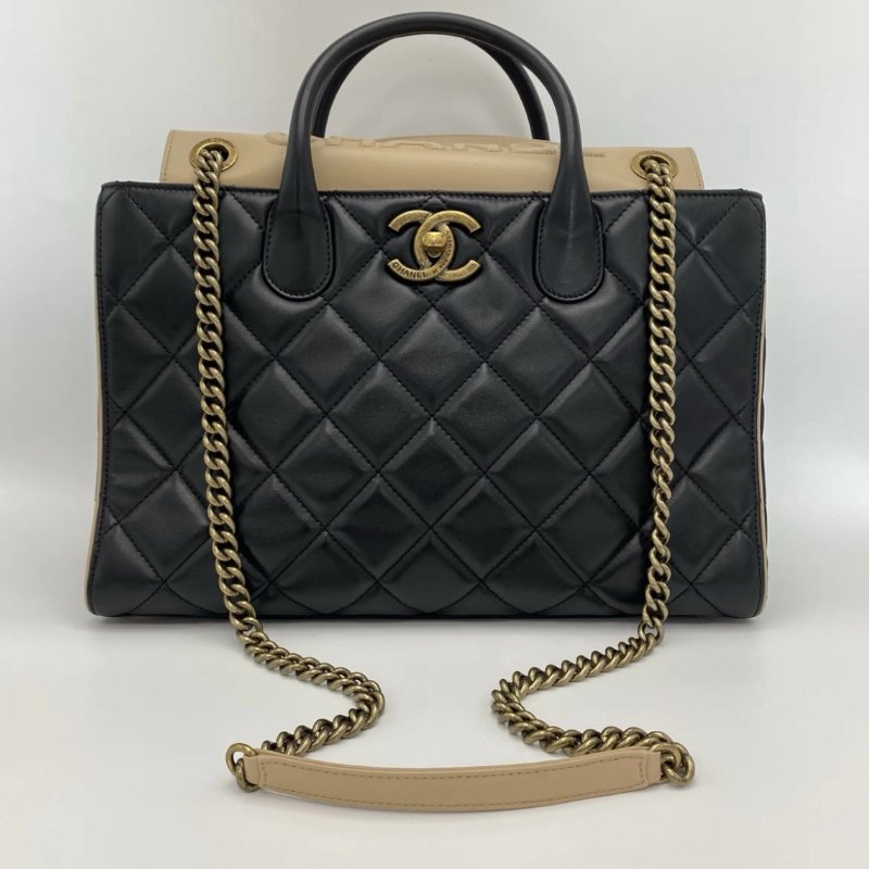 ✨CHANEL 黑金浮雕字母翻蓋手提托特包 35*23*13 98新配件塵袋-0