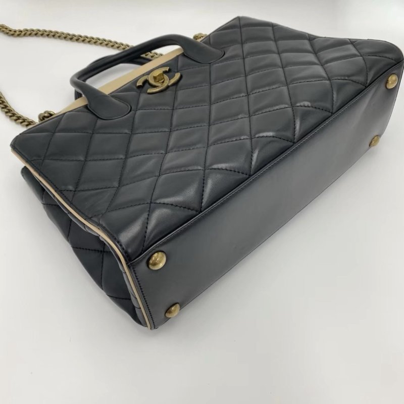 ✨CHANEL 黑金浮雕字母翻蓋手提托特包 35*23*13 98新配件塵袋-4
