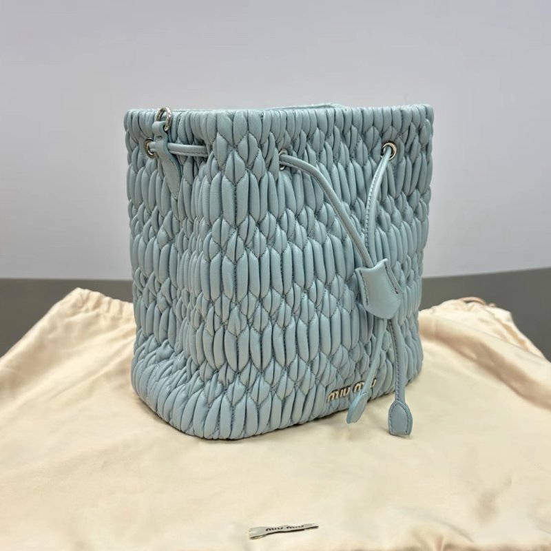 MIUMIU 藍色銀扣皺褶水桶肩背斜背寶石鍊條包19*19*12 98新配件塵袋保卡-1