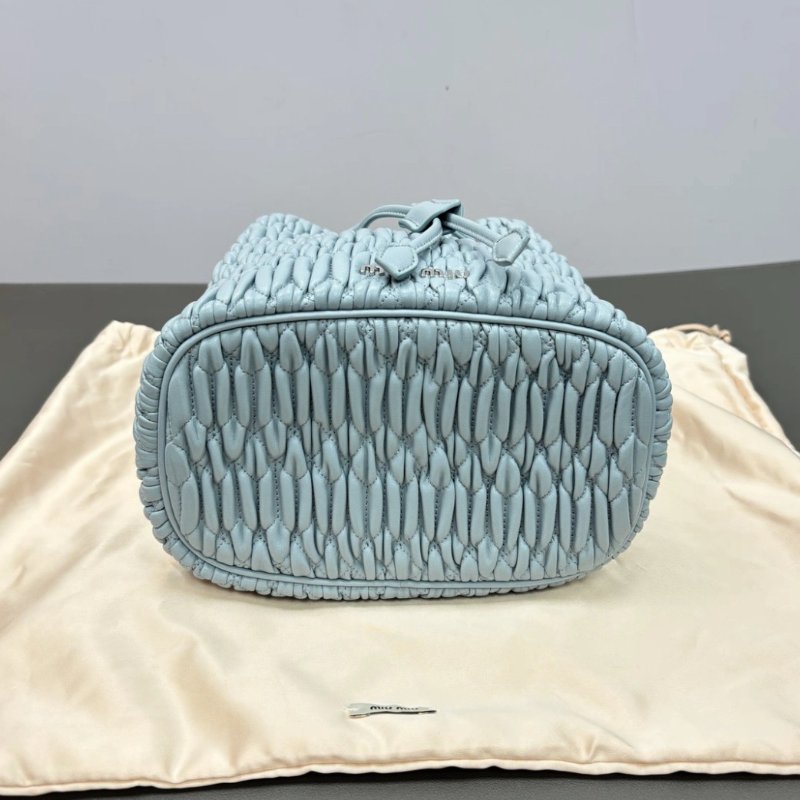 MIUMIU 藍色銀扣皺褶水桶肩背斜背寶石鍊條包19*19*12 98新配件塵袋保卡-3