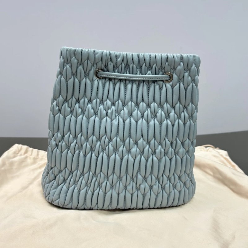 MIUMIU 藍色銀扣皺褶水桶肩背斜背寶石鍊條包19*19*12 98新配件塵袋保卡-5