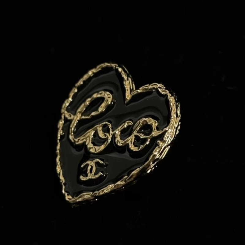 ✨CHANEL 24P黑色琺瑯愛心LOVE字母胸針 99新 配件盒子-1