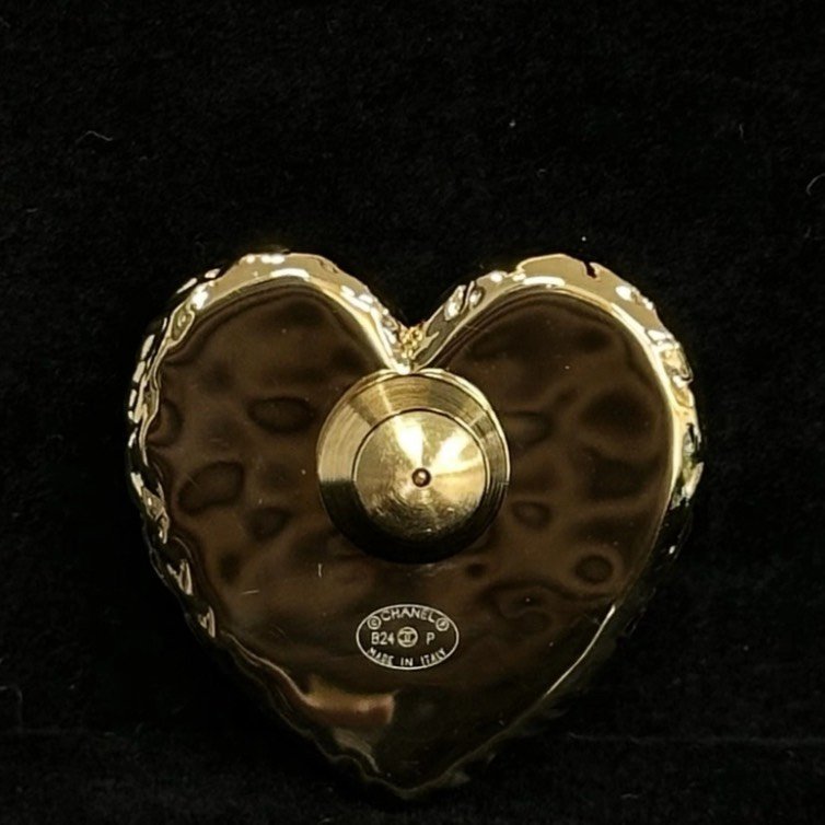 ✨CHANEL 24P黑色琺瑯愛心LOVE字母胸針 99新 配件盒子-2