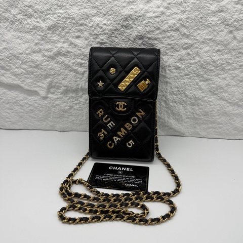 Chanel 黑金 羊皮 限量徽章手機包 斜挎包 尺寸約10*17cm 附件身份卡 31開