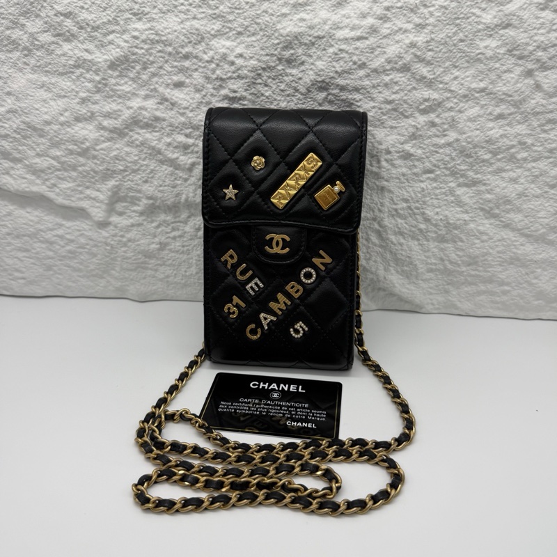 Chanel 黑金 羊皮 限量徽章手機包 斜挎包 尺寸約10*17cm 附件身份卡 31開-0