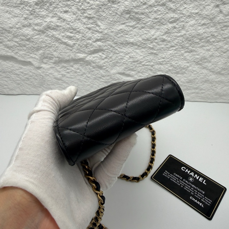 Chanel 黑金 羊皮 限量徽章手機包 斜挎包 尺寸約10*17cm 附件身份卡 31開-3
