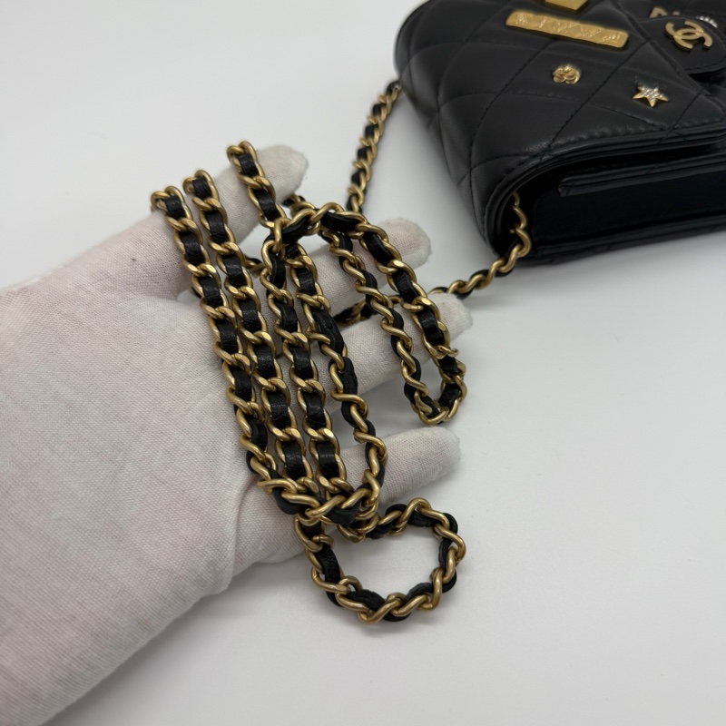 Chanel 黑金 羊皮 限量徽章手機包 斜挎包 尺寸約10*17cm 附件身份卡 31開-6