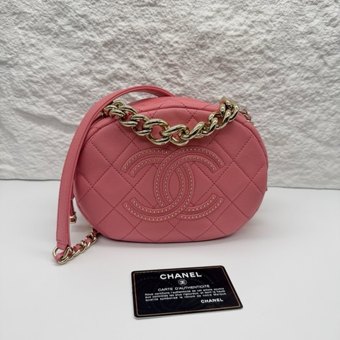 Chanel 粉色羊皮鏈條包 尺寸約15*20*7cm 配件：身份卡 塵袋。