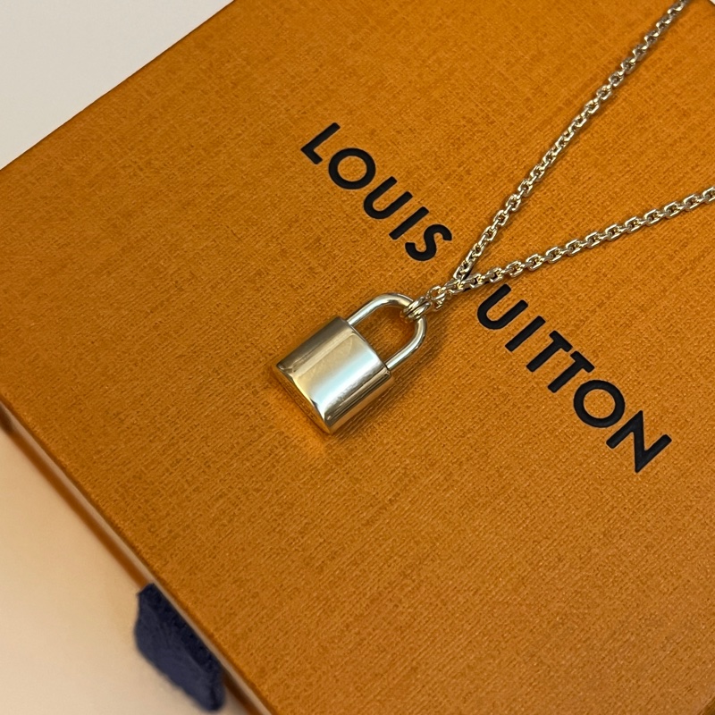 louis vuitton Silver Lockit 慈善項鏈-11