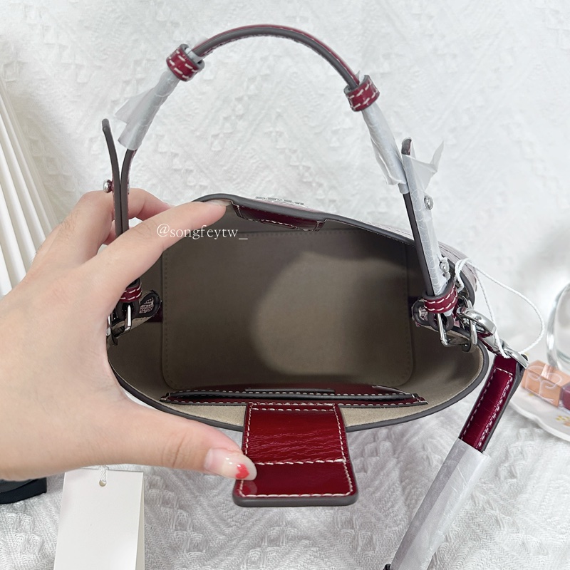 Tory Burch|TB Felix 漆面手提水桶-5