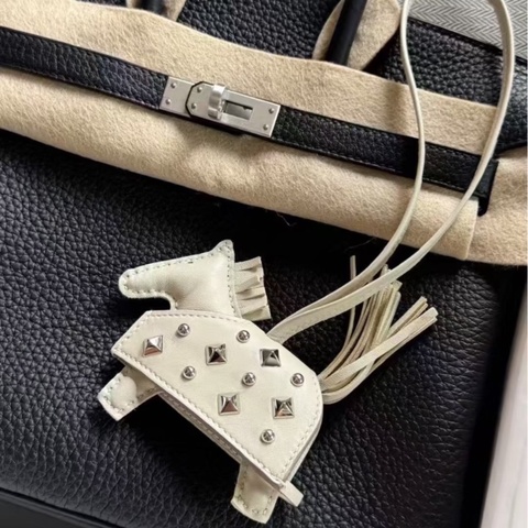 「JL精品代購」 全新現貨 🆕Hermes Rodeo Pm 穿衣服的卯釘小馬 奶昔白銀釦