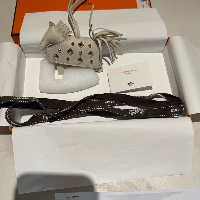 「JL精品代購」 全新現貨 🆕Hermes Rodeo Pm 穿衣服的卯釘小馬 奶昔白銀釦-1