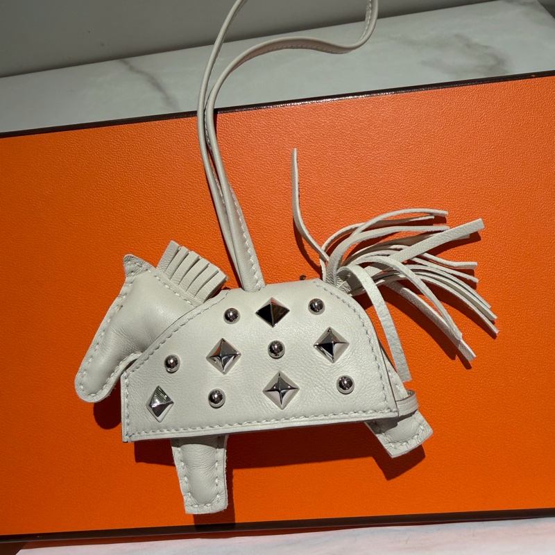 「JL精品代購」 全新現貨 🆕Hermes Rodeo Pm 穿衣服的卯釘小馬 奶昔白銀釦-2