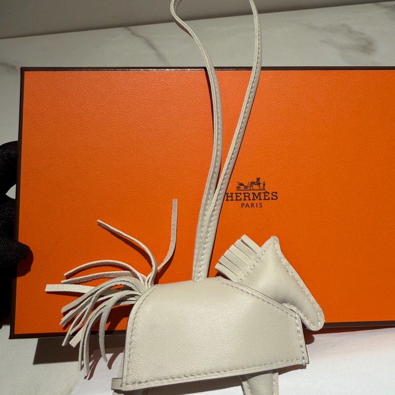「JL精品代購」 全新現貨 🆕Hermes Rodeo Pm 穿衣服的卯釘小馬 奶昔白銀釦-3