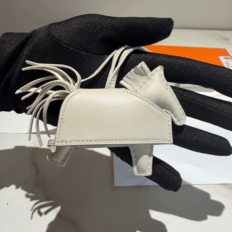 「JL精品代購」 全新現貨 🆕Hermes Rodeo Pm 穿衣服的卯釘小馬 奶昔白銀釦-9