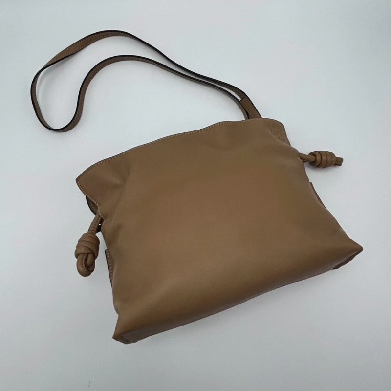 LOEWE flamenco系列肩背福袋包 22*18*7 98新配件塵袋-1