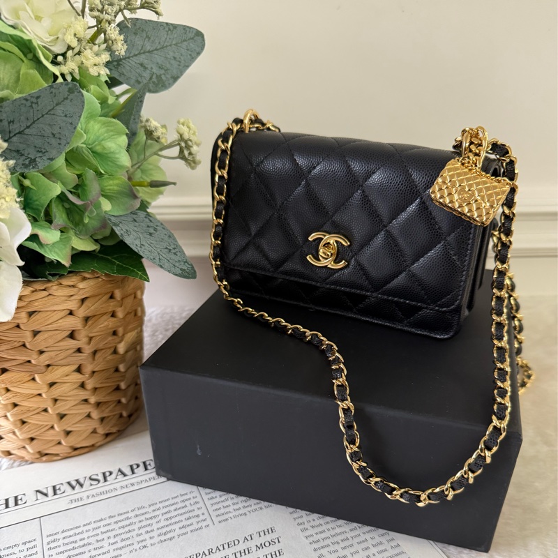 金色CC Logo 及口蓋包吊墜迷你風琴包(黑色)-0