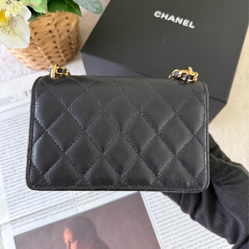 金色CC Logo 及口蓋包吊墜迷你風琴包(黑色)-3