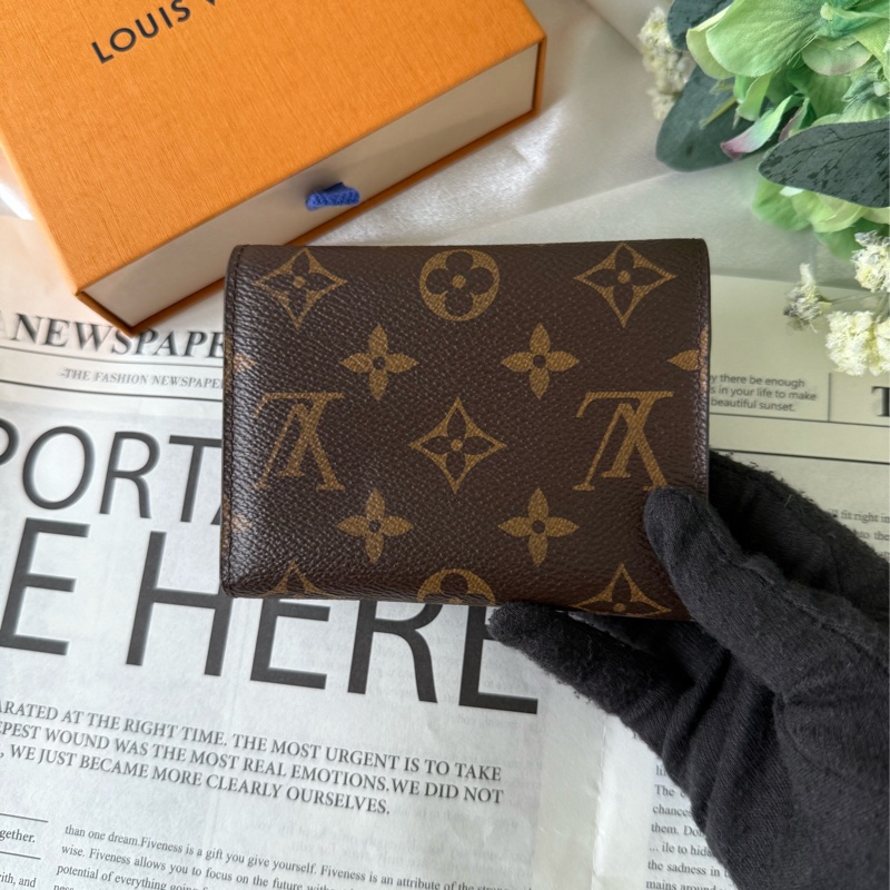 VICTORINE三折信封零錢袋釦式短夾-2