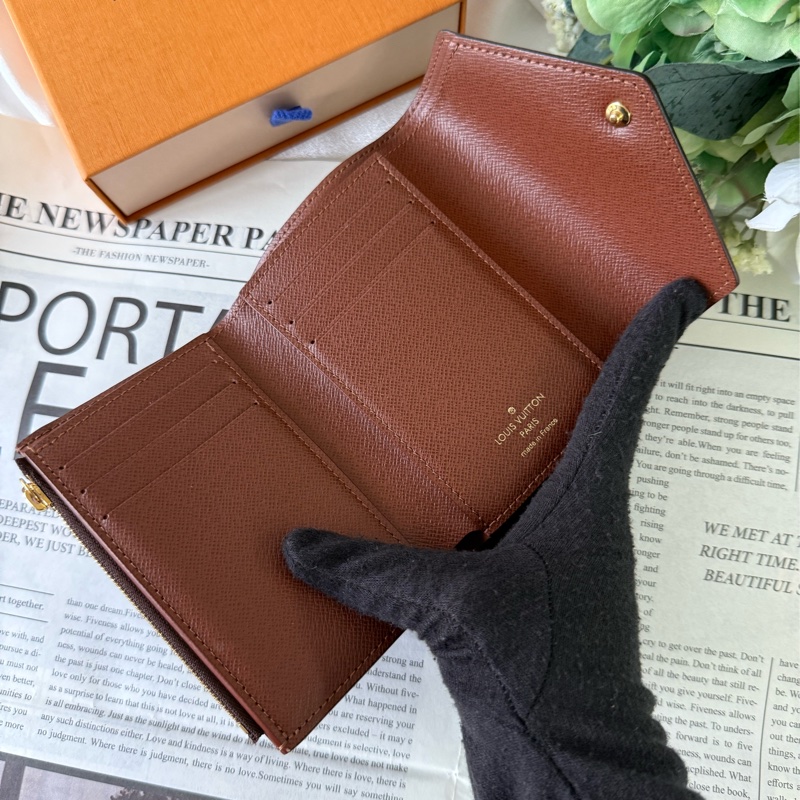 VICTORINE三折信封零錢袋釦式短夾-4