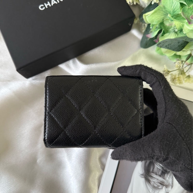 淡金釦菱格紋牛皮拉鍊零錢袋三折短夾(黑色)-1