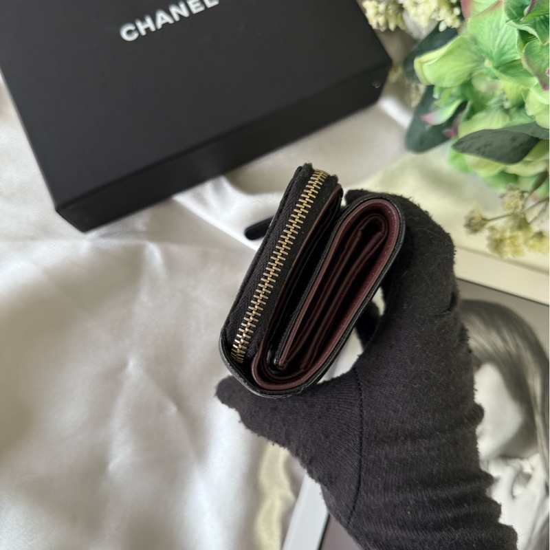 淡金釦菱格紋牛皮拉鍊零錢袋三折短夾(黑色)-2