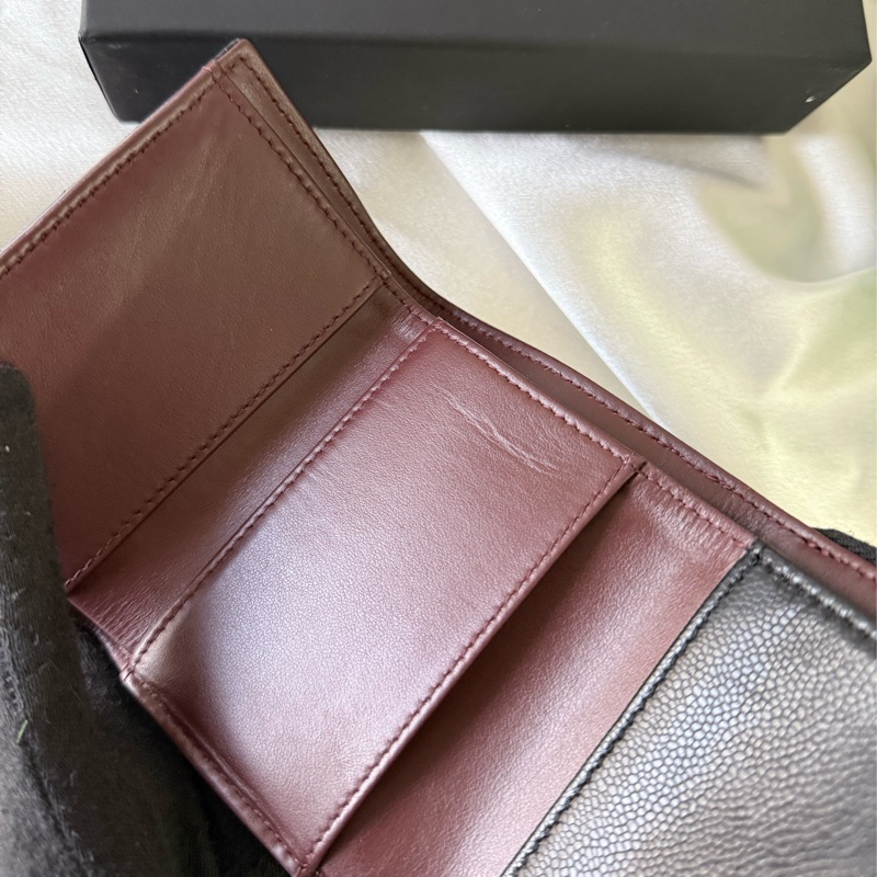 淡金釦菱格紋牛皮拉鍊零錢袋三折短夾(黑色)-7