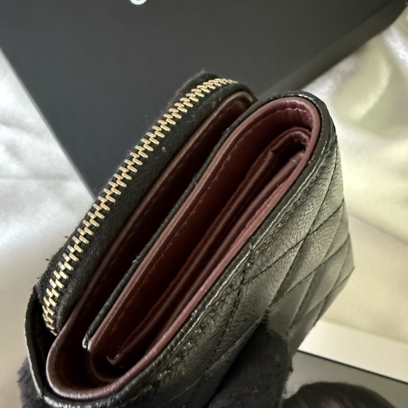 淡金釦菱格紋牛皮拉鍊零錢袋三折短夾(黑色)-8