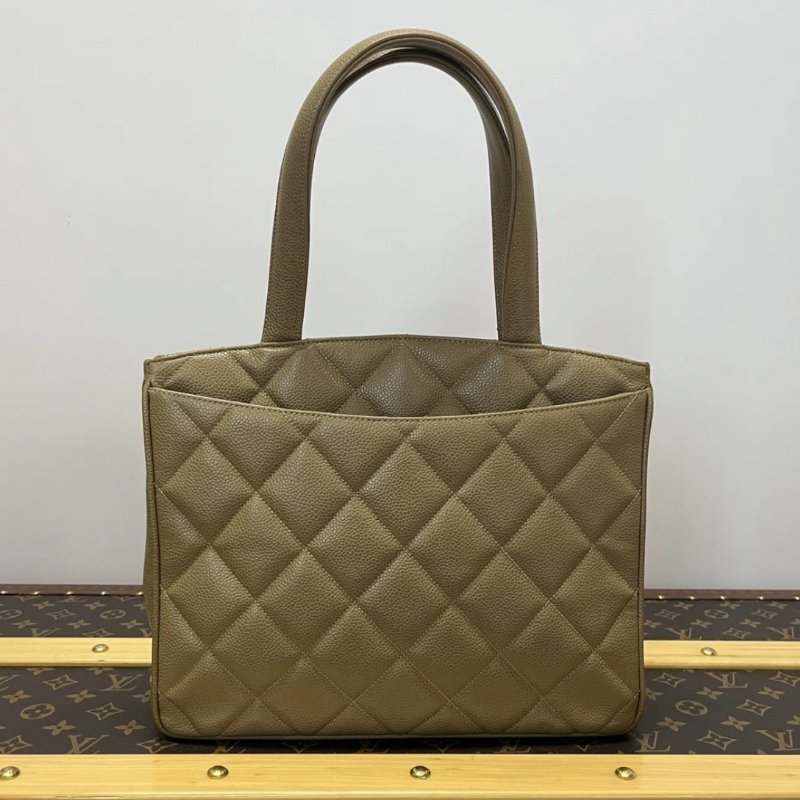 ✨CHANEL 中古希爾頓魚子醬奶茶金手提肩背包 98新配件塵袋-1