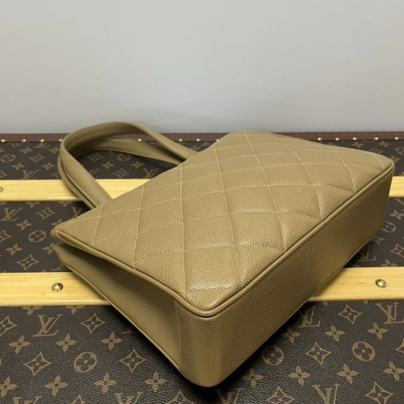 ✨CHANEL 中古希爾頓魚子醬奶茶金手提肩背包 98新配件塵袋-2