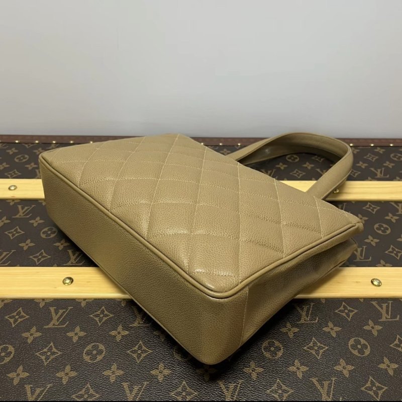 ✨CHANEL 中古希爾頓魚子醬奶茶金手提肩背包 98新配件塵袋-3