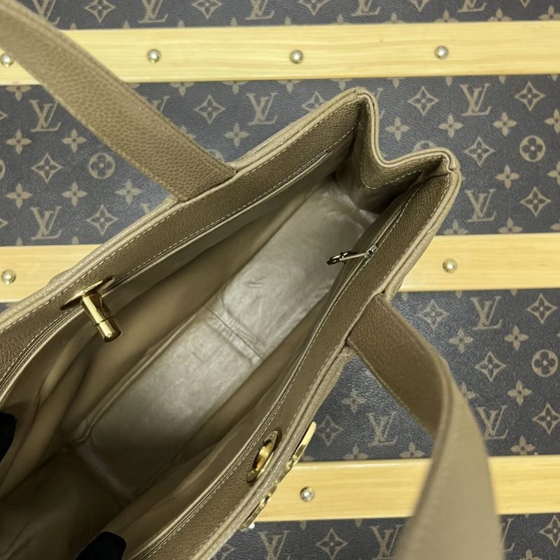 ✨CHANEL 中古希爾頓魚子醬奶茶金手提肩背包 98新配件塵袋-5