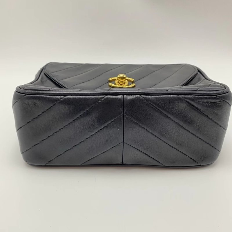 CHANEL 黑金雕花鍊流蘇肩背斜背相機包19*13*7 97新配件塵袋-3