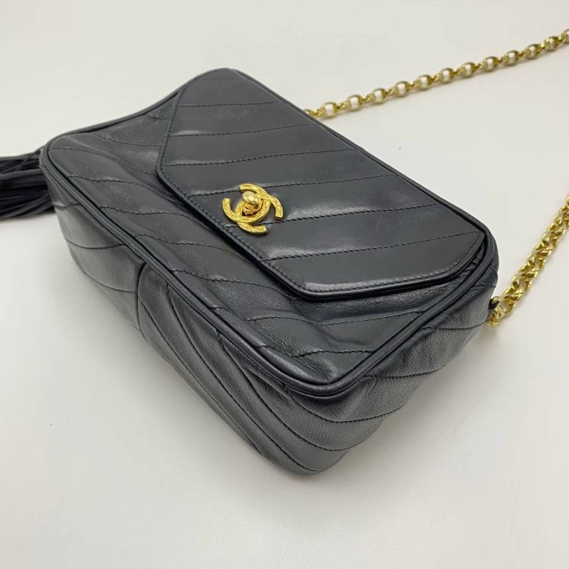 CHANEL 黑金雕花鍊流蘇肩背斜背相機包19*13*7 97新配件塵袋-4