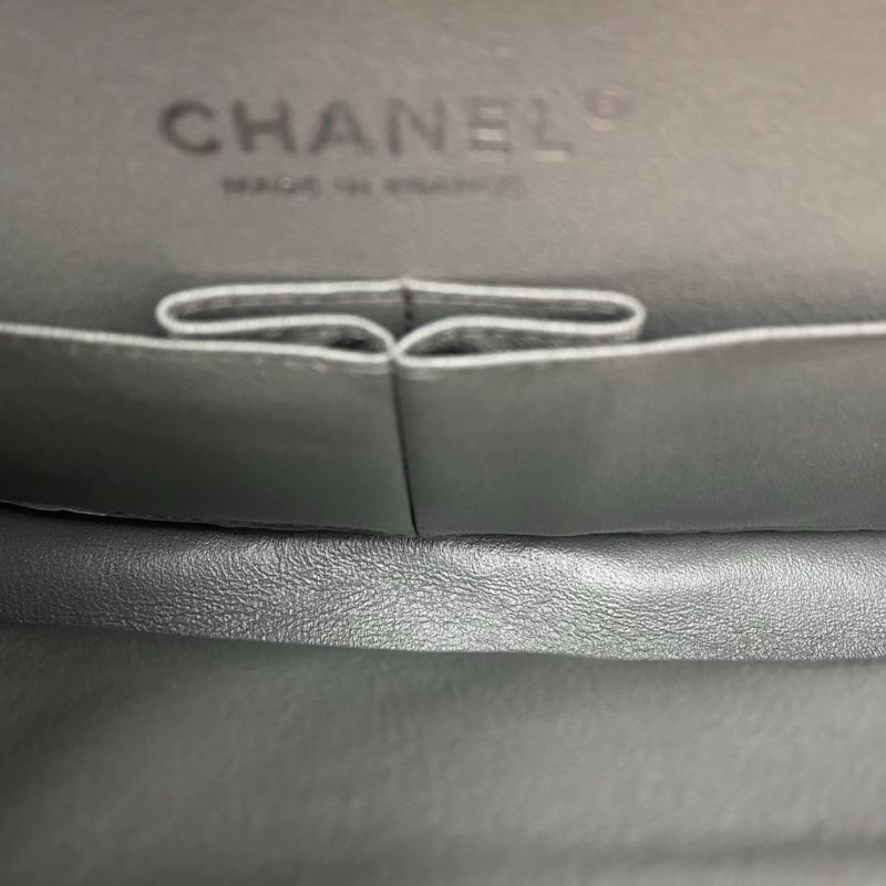 CHANEL 限量液態銀色V紋CF中號25*15*7 98新配件盒子塵袋保卡-4