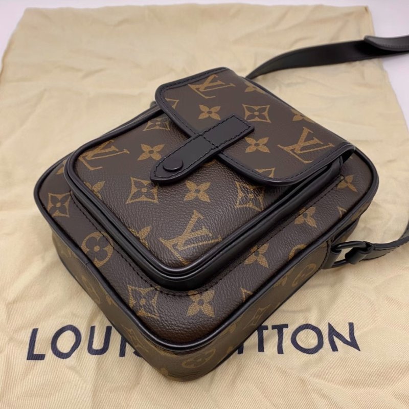 LV 老花Christopher肩背斜背相機包15*17*8 99新配件:塵袋吊牌-4