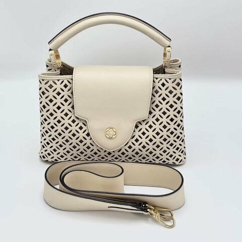 LV 限量米色capucines bb鏤空肩背斜背包 芯片款27*18*9 98新配件塵袋