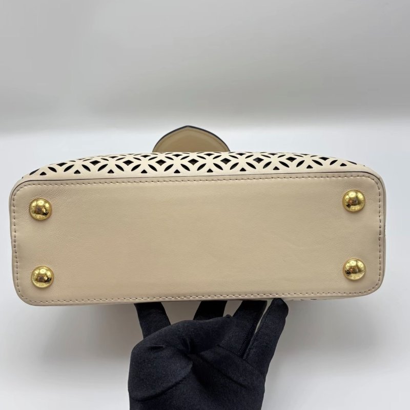 LV 限量米色capucines bb鏤空肩背斜背包 芯片款27*18*9 98新配件塵袋-3