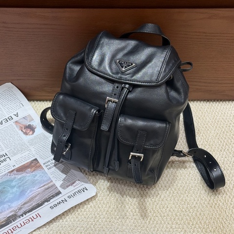 95新Prada中號皮革背包 小牛皮